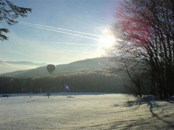 Der Skilift Zuckerfeld liegt am südlichen Hang der Wasserkuppe in Hessen.