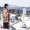 Sowohl für Skifahrer als auch für Snowboard hat das Skiliftkarussel einiges zu bieten. Im Hintergrund erhascht man einen Blick auf die St. Georg Schanze.