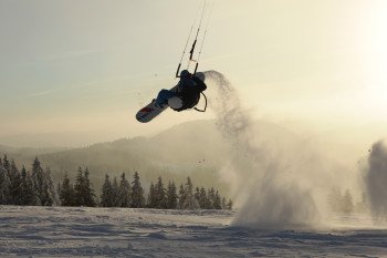 Wer mal etwas neues ausprobieren möchte, kann sich am Snowkiten versuchen.