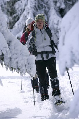 Wer erstmal genug vom Pistenspaß hat, kann sich die Schneeschuhe schnappen und eine Wanderung durch die verschneite Winterlandschaft starten.