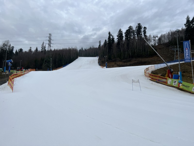 Am unteren Ende münden die rote Piste (links) und die blaue Piste (rechts) zusammen.