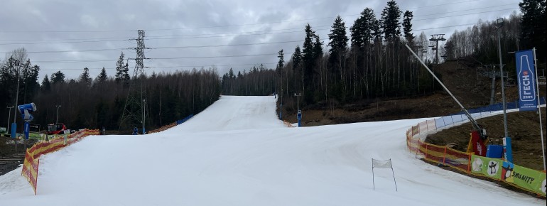 Am unteren Ende münden die rote Piste (links) und die blaue Piste (rechts) zusammen.