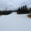 Am unteren Ende münden die rote Piste (links) und die blaue Piste (rechts) zusammen.