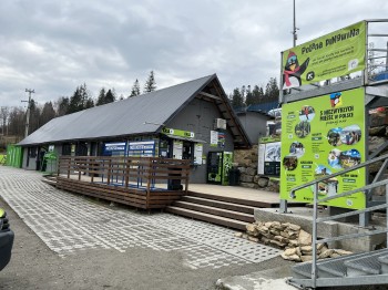 Der Kassenbereich befindet sich direkt neben der Piste an der Talstation.