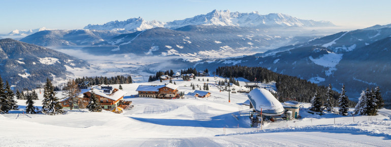 Entlang der Pisten warten zahlreiche Hütten und Einkehrmöglichkeiten auf hungrige Skifahrer