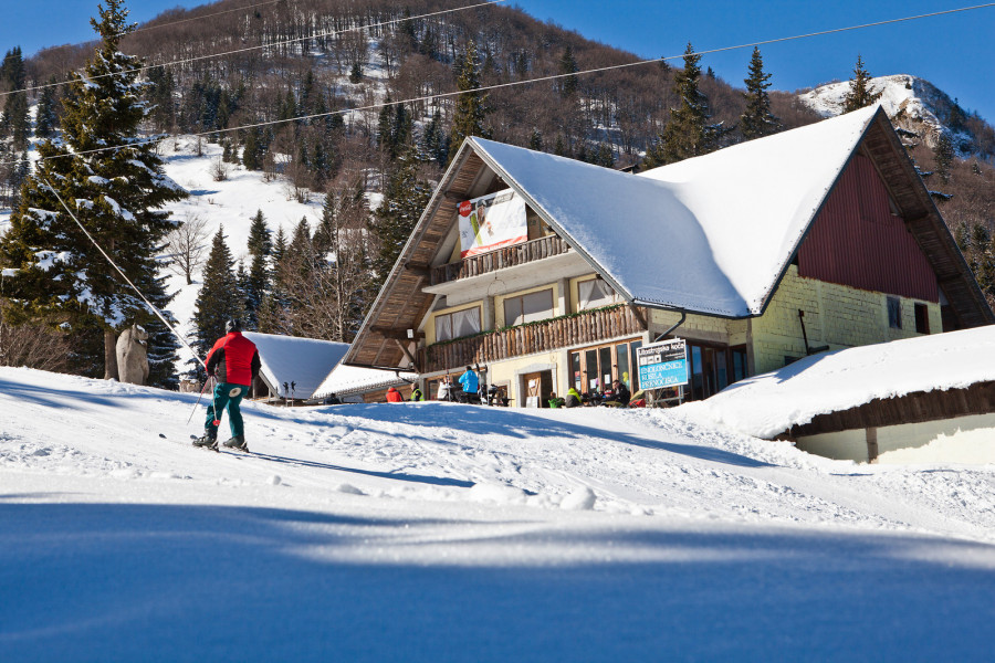 Neben dem Slatnik-Lift kannst du in der Litostrojska koča einkehren.