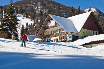 Neben dem Slatnik-Lift kannst du in der Litostrojska koča einkehren.