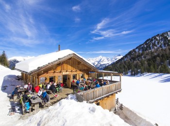 Einkehrmöglichkeit mit Sonnenterrasse: die Trejeralm.