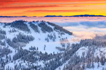 Traumhafte Sonnenuntergänge über dem Skigebiet am Lake Tahoe.