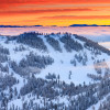 Traumhafte Sonnenuntergänge über dem Skigebiet am Lake Tahoe.