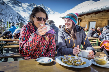 Von Kaiserschmarrn bis Germknödel: Die Hüttenklassiker dürfen nicht fehlen.