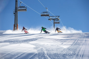 Die breiten Pisten freuen die Skifahrer.