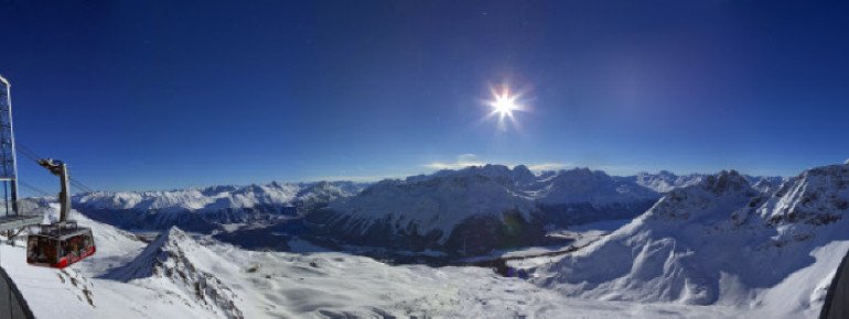 Die Bergstation Piz Nair (3099m) der Luftseilbahn Corviglia - Piz Nair. Von hier eröffnet sich ein wunderbarer Blick auf die umliegenden Gifpel.