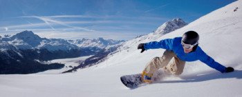 Während der Abfahrt das Adrenalin in den Adern kann man zwischendurch den Ausblick auf die Engadiner Seen und die Orte Silvaplana und Surlej genießen.