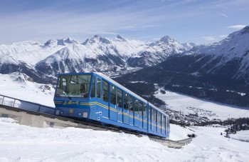Mit der Standseilbahn Chantarella geht es hinauf während man den Blick über St- Moritz und den gefrorenen St. Moitzersee schweifen lassen kann.