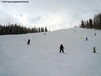 "Lightning"-Piste hinab zum "Burges Creek"-, "Four Points"- und "Storm Peak Express"-Lift!