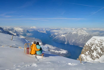 Traumhafte Aussicht vom Fronalpstock Gipfel auf den Vierwaldstättersee und die umliegende Bergwelt.
