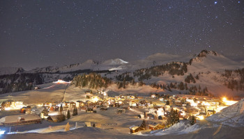 Das Bergdorf Stoos bei Nacht.