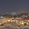 Das Bergdorf Stoos bei Nacht.