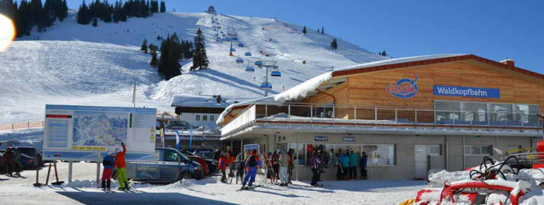 Modernes Servicezentrum in der Talstation der 6er-Sessel-Waldkopfbahn: Skischulbüro, großer Skishop, Service, Verleih und beheizbare Skidepots.