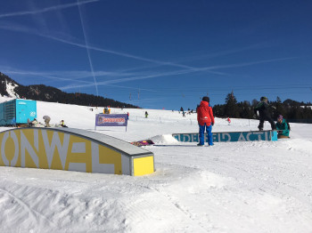 Snowboard-Training im Snowpark