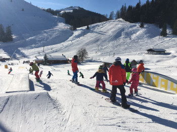 Erste Versuche im Snowpark