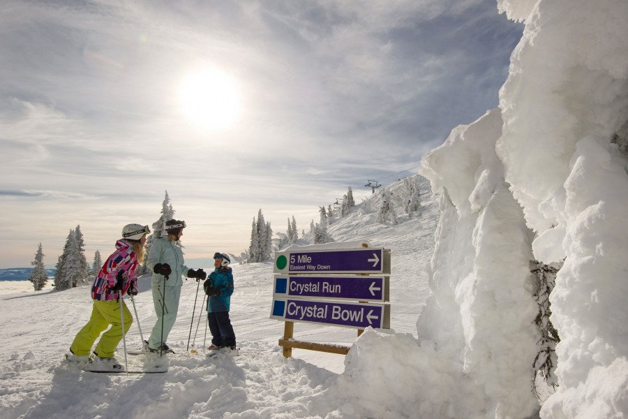 Da die drei Berge in Sun Peaks jede Menge Spaß für jeden Skifahrer bedeuten, ist Sun Peaks der Ort für fantastische Skierlebnisse mit der gesamten Familie.