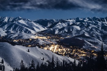 Der Ort Sun Valley wird im Winter umrahmt von tief verschneiten Bergen.