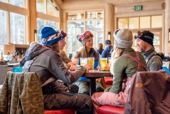 Gemütliche Einkehrmöglichkeit: die Warm Springs Lodge.