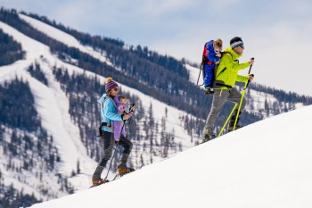 Familien erkunden die verschneite Gegend gern auf Winterwanderwegen oder mit Schneeschuhen.