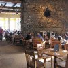 Das Restaurant in der Sunshine Mountain Lodge lädt zum Verweilen ein.