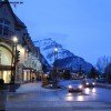 Die Banff Avenue in der Dämmerung - hier noch etwas ruhiger zu sehen, geht abends die Post ab.