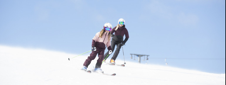 Das Skigebiet verfügt über breite blaue und rote Abfahrten.