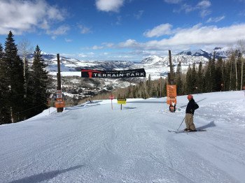 Der Hoot Brown Funkpark hat einen Intermediate- und einen Advanced-Bereich und bietet somit für fortgeschrittene Skifahrer und Pros genügend Fläche, um an ihren Stunts und Tricks zu üben.