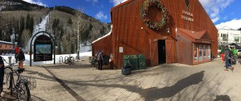 Blick auf den Oak Street Lift in Richtung Südwesten vor der Talstation Telluride.