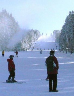 Schneekanonen helfen nach und sorgen für optimale Pistenverhältnisse.