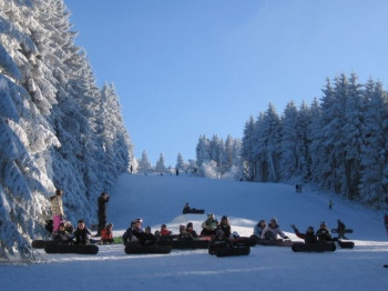 Snowboarder und Skifahrer finden im Skigebiet Thalfang Erbeskopf drei Abfahrtspisten und einen Übungshang.