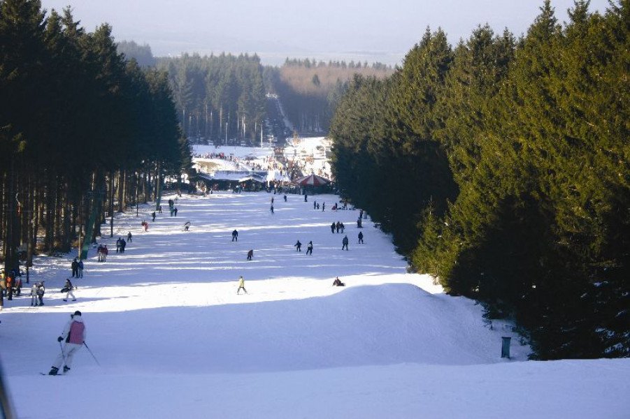 Reges Wintersporttreiben am Erbeskopf, dem höchsten Berg von Rheinland-Pfalz.