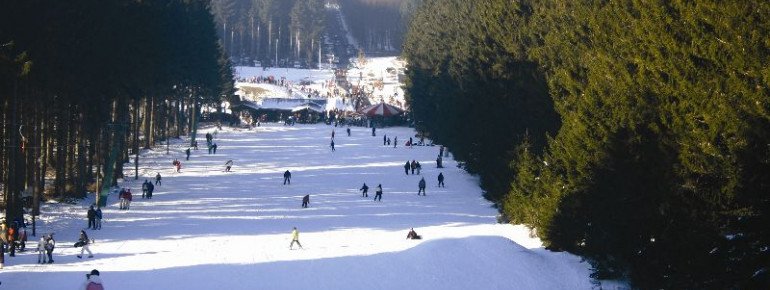Reges Wintersporttreiben am Erbeskopf, dem höchsten Berg von Rheinland-Pfalz.