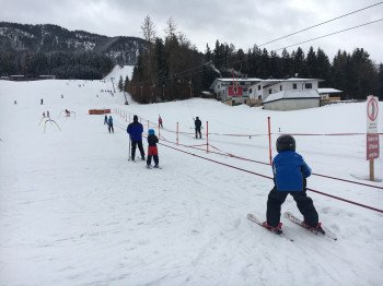 Ein kurzer Seillift hilft Anfänger hinauf auf den Berg.