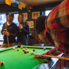 Beim Billard in einer der Kneipen.