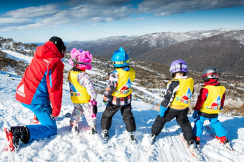 Der Nachwuchs wird von Skilehrern betreut.