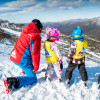 Der Nachwuchs wird von Skilehrern betreut.