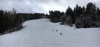 Breit und übersichtlich ist die Abfahrt am Haupthang in Tirolina.