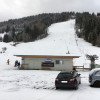 Der Parkplatz liegt direkt am Schlepplift in Hinterthiersee.