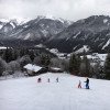 Die blaue Piste schlängelt sich durch den Wald ins Tal.