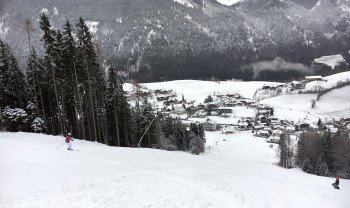 Blick von der schwarzen Piste in Tirolina hinunter ins Tal.