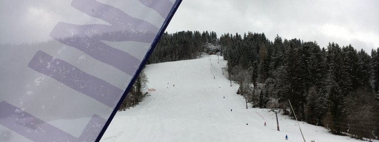 Ein Schlepplift bringt Wintersportler in Tirolina zu den Pisten.
