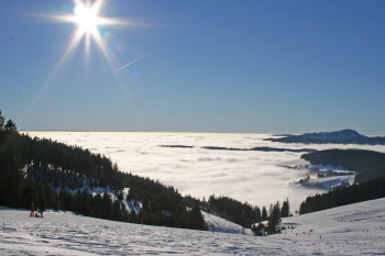 Traumhaft ist die Panoramaabfahrt mit Blick über das Nebelmeer.