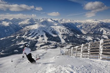 Blick auf die Piste und das herrliche Bergpanorama am Katschberg.